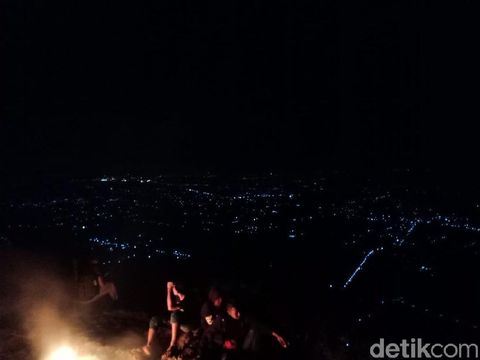 Panorama Kota Ponorogo saat malam dari ketinggian/