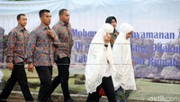 Iriana yang dikawal Paspampres berjalan menuju lokasi salat Idul Adha.