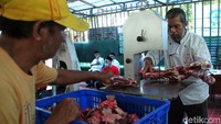 Daging hewan kurban dipotong menjadi kecil-kecil.