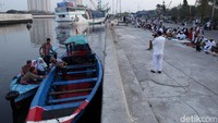 Setelah mendayung perahu cukup jauh, akhirnya sampai di lokasi salat di Pelabuhan Sunda Kelapa.
