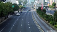 Karena CFD ditiadakan, kendaraan bermotor bisa melintasi Jalan Sudirman dan Thamrin.