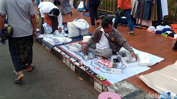 Para PKL Mencari Rezeki Idul Adha di Pelataran Masjid Istiqlal