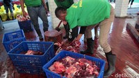 Daging yang telah dipotong kecil-kecil dikumpulkan di wadah.