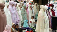 Sebagian umat muslim di Bogor menunaikan salat Idul Adha di Lapangan Astrid Kebun Raya Bogor.