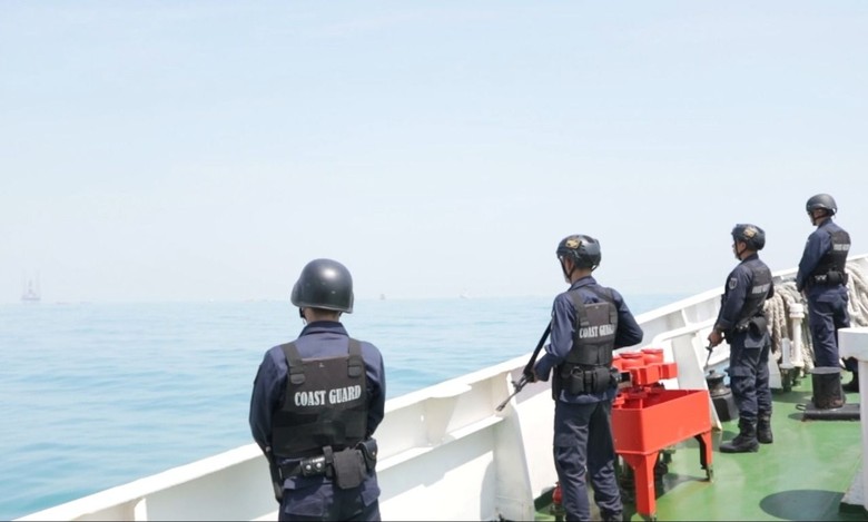 Kapal Patroli Awasi Penanganan Minyak Tumpah di Tanjung Karawang Kapal Patroli Awasi Penanganan Minyak Tumpah di Tanjung Karawang