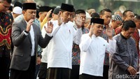 Jokowi dan Bima Arya tampak khusyuk menunaikan salat Idul Adha di Lapangan Astrid Kebun Raya Bogor, Jawa Barat.