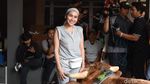Gaya Ayu Ting Ting saat Ikut Potong Daging Kurban