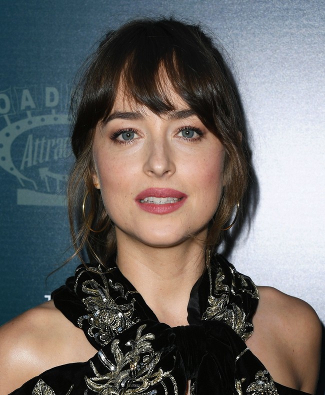 2. Pernyataan yang Jadi ViralPernyataannya tersebut kini merebak di Twitter setelah akun Akun Twitter @sapphiceart memberikan keterangan dakota johnson being a sapphic is such a huge win i love it. Sapphic atau safik adalah istilah inklusif yang mengacu pada pada identitas wanita yang tertarik pada figur wanita lain.  Foto: Getty Images