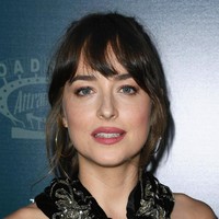 2. Pernyataan yang Jadi ViralPernyataannya tersebut kini merebak di Twitter setelah akun Akun Twitter @sapphiceart memberikan keterangan dakota johnson being a sapphic is such a huge win i love it. Sapphic atau safik adalah istilah inklusif yang mengacu pada pada identitas wanita yang tertarik pada figur wanita lain.  Foto: Getty Images