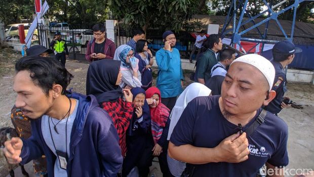 Adik Kecil Ini Menangis Lihat Sapi Kurban Peliharaannya Disembelih