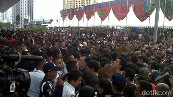 Perjuangan untuk mendapatkan BlackBerry Bold 9790 dengan diskon 50% cukup keras. Para pengantre bahkan banyak yang sudah hadir sejak Kamis siang, sehari sebelum acara diskon digelar. Foto: Pocket Lint