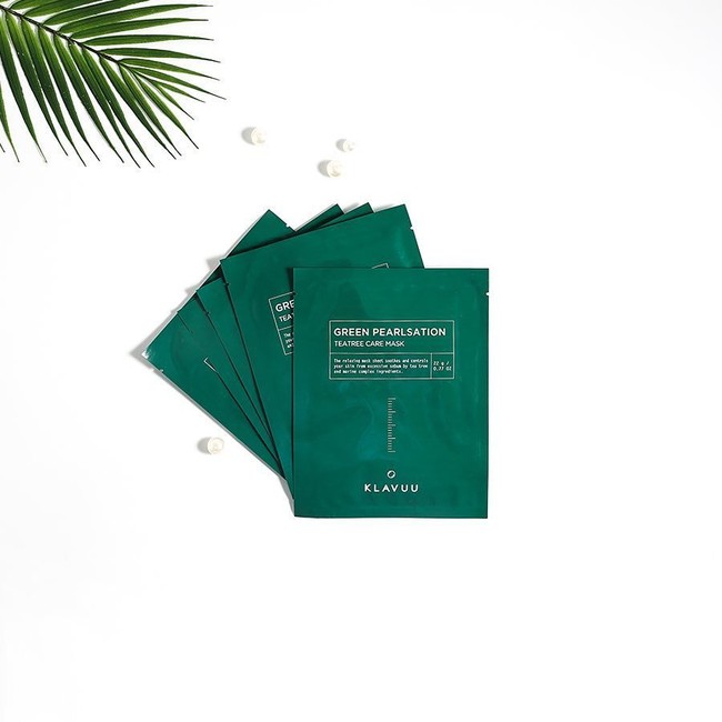 KLAVUU Green Pearlsation Teatree Care MaskKlavuu merilis masker khusus untuk mengatasi jerawat. Item Rp 40 ribuan ini hadir dengan ekstrak tea tree dan bahan-bahan alami lain yang dapat membunuh bakteri jerawat dan menenangkan kulit yang teriritasi karena problema kulit itu. Item berikut juga dikatakan dapat mencerahkan, mengencangkan, mengecilkan pori-pori. Foto: Instagram