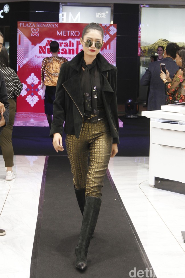 Metro Department Store menggandeng beberapa brand ternama untuk mememerkan koleksi busananya di antaranya Studio 133 biyan, Danar Hadi, Batik Semar dan Batik Keris, untuk memeriahkan Hut RI ke-74. Fashion show digelar di Metro Plaza Senayan, Jakarta Pusat. [Jumat, 9/8/2019]. Foto: Mohamamd Abduh/Wolipop