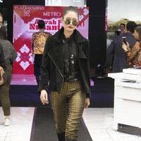 Metro Department Store menggandeng beberapa brand ternama untuk mememerkan koleksi busananya di antaranya Studio 133 biyan, Danar Hadi, Batik Semar dan Batik Keris, untuk memeriahkan Hut RI ke-74. Fashion show digelar di Metro Plaza Senayan, Jakarta Pusat. [Jumat, 9/8/2019]. Foto: Mohamamd Abduh/Wolipop