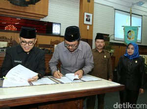 Bupati dan DPRD Banyuwangi Tanda Tangani Nota Kesepakatan P-APBD 2019