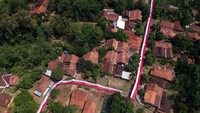 Bendera merah putih sepanjang 350 meter nampak menghiasi area sekitar permukiman warga di Desa Penangkan, Wonotunggal, Kabupaten Batang, Jawa Tengah, Senin (12/8/2019).