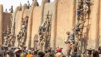 Tim yang paling gesit berhak akan uang hadiah 50 ribu West African CFA Francs (Rp 1 juta). Uang ini begitu berharga bagi mayoritas warga dengan penghasilan kurang dari Rp 15 ribu/hari (Paul de Roos/BBC Travel)