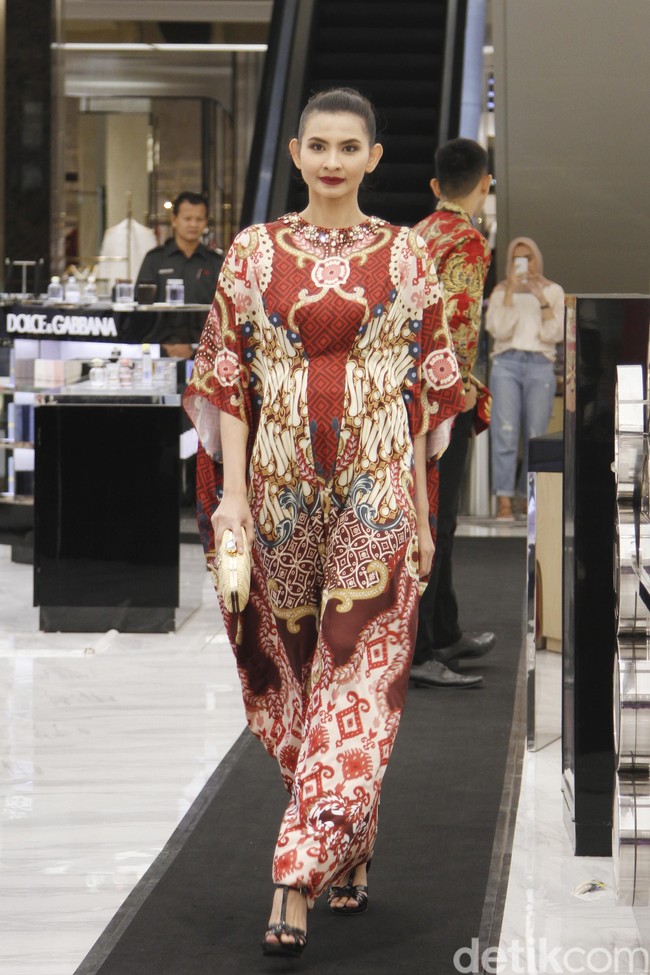 Metro Department Store menggandeng beberapa brand ternama untuk mememerkan koleksi busananya di antaranya Studio 133 biyan, Danar Hadi, Batik Semar dan Batik Keris, untuk memeriahkan Hut RI ke-74. Fashion show digelar di Metro Plaza Senayan, Jakarta Pusat. [Jumat, 9/8/2019]. Foto: Mohamamd Abduh/Wolipop