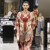 Metro Department Store menggandeng beberapa brand ternama untuk mememerkan koleksi busananya di antaranya Studio 133 biyan, Danar Hadi, Batik Semar dan Batik Keris, untuk memeriahkan Hut RI ke-74. Fashion show digelar di Metro Plaza Senayan, Jakarta Pusat. [Jumat, 9/8/2019]. Foto: Mohamamd Abduh/Wolipop
