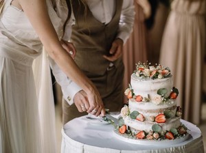 Bukan Kebetulan, Ini Alasan Kue Pengantin Sering Dibuat Tiga Tingkat