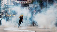 Bentrokan tersebut terjadi sejumlah lokasi. Di Distrik Wan Chai, terjadi aksi melempar bom molotov, ketika polisi melepaskan tembakan gas air mata secara bertubi-tubi. Tyrone Siu/Reuters.