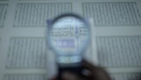 Untuk menghindari kekeliriuan maupun kesalahan selama proses pencetakan, para petugas dengan teliti memeriksa huruf hijaiyah satu per satu dengan menggunakan alat berikut ini.