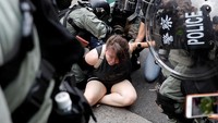 Sejumlah orang yang diduga terlibat dalam aksi protes tersebut diamankan oleh polisi. Aksi-aksi demonstrasi yang makin menimbulkan kericuhan telah membuat Hong Kong memasuki krisis politik paling serius selama beberapa dekade, mendorong pemerintah pusat di Beijing mengambil sikap tegas. Pihak berwajib telah menahan lebih 600 orang sejak aksi-aksi protes mulai berlangsung pada Juni. Issei Kato/Reuters.