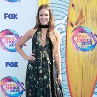 Jessica Alba memberikan tampilan yang berbeda dengan mengandalkan gaun berwarna hitam untuk acara yang digelar saat siang hari itu. Gaun maxi dari Oscar de la Renta yang dihiasi motif floral sehingga tetap memberikan nuansa tropis pada gaya ibu tiga anak tersebut. (Foto: Getty Images)