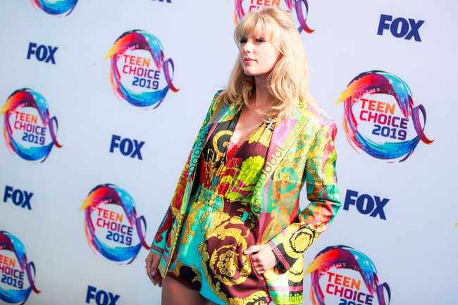 Teen Choice Awards 2019 yang berlangsung di Hermosa Beach, California, AS, Minggu (11/8/2019), bertaburan bintang. Taylor Swift pun tak ketinggalan menghadiri ajang penghargaan yang pemenangnya dipilih oleh para penonton remaja itu. (Foto: Getty Images)