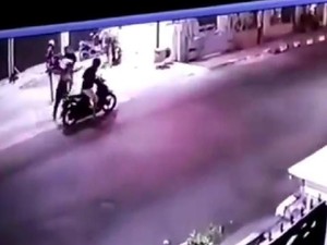 Rekaman CCTV Aksi Pencurian Motor yang Digagalkan Warga