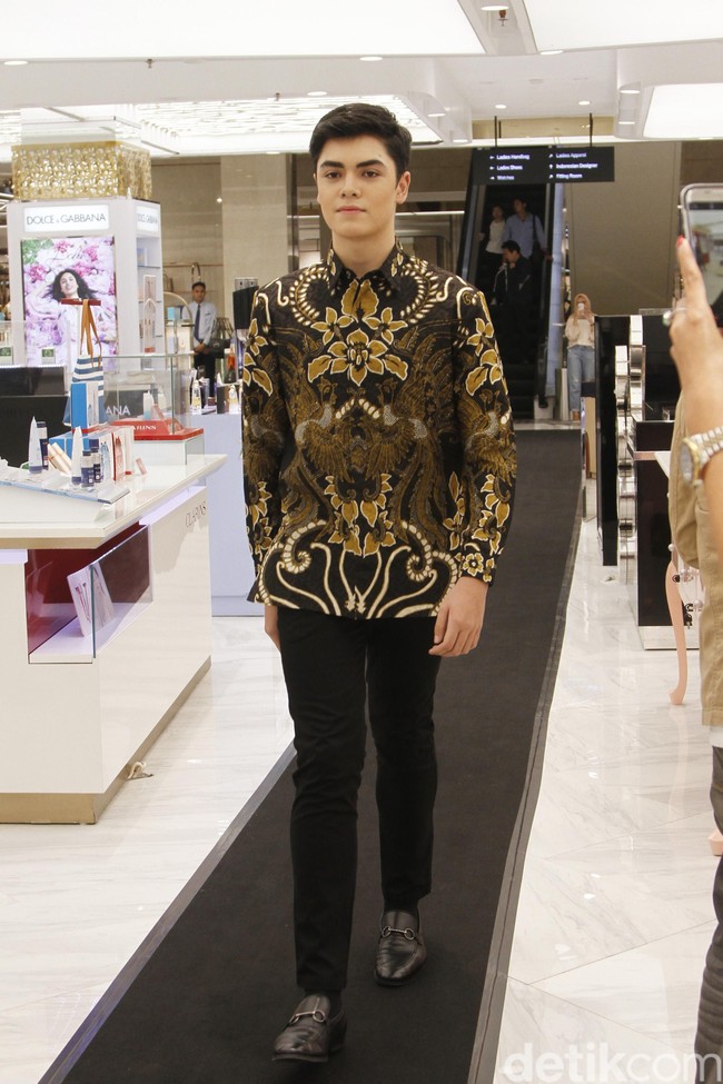 Metro Department Store menggandeng beberapa brand ternama untuk mememerkan koleksi busananya di antaranya Studio 133 biyan, Danar Hadi, Batik Semar dan Batik Keris, untuk memeriahkan Hut RI ke-74. Fashion show digelar di Metro Plaza Senayan, Jakarta Pusat. [Jumat, 9/8/2019]. Foto: Mohamamd Abduh/Wolipop