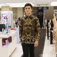 Metro Department Store menggandeng beberapa brand ternama untuk mememerkan koleksi busananya di antaranya Studio 133 biyan, Danar Hadi, Batik Semar dan Batik Keris, untuk memeriahkan Hut RI ke-74. Fashion show digelar di Metro Plaza Senayan, Jakarta Pusat. [Jumat, 9/8/2019]. Foto: Mohamamd Abduh/Wolipop