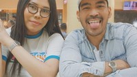 Gakkk kurus2.... Tengah malam nongkrongnya di Garuda..., kata Stasya saat makan bersama Robby Purba. Sepertinya sosok yang pernah mendapat beasiswa di Moskow, Rusia ini doyan makanan khas Minang. Foto: Instagram stasyabwar26