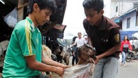 Tak punya kendaraan, pria ini memasukkan kambing ke dalam karung. Dengan cara ini kambig akan lebih mudah digendong. Foto: istimewa