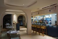 Lantai dasar Txoko hadir dengan konsep open-kitchen.