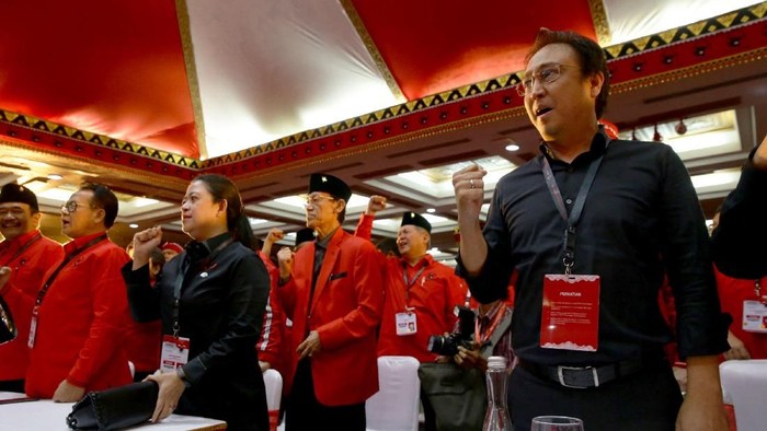 Ketua Umum PDI Perjuangan Megawati Soekarnoputri (kedua kanan) saat melantik Sekjen PDIP Hasto Kristiyanto (kiri), Ketua DPP PDIP bidang UMKM, Ekonomi Kreatif, dan Ekonomi Digital Prananda Prabowo (kedua kiri), Ketua DPP PDIP bidang Politik dan Keamanan Puan Maharani (kanan) dan sejumlah pengurus DPP PDIP lainnya saat penutupan Kongres V PDI Perjuangan di Sanur, Denpasar, Bali, Sabtu (10/8/2019).