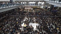 Massa aksi pro-demokrasi kembali memenuhi Bandara Internasional Hong Kong, Senin (12/8/2019). Vincent Thian/AP Photo.