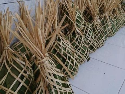 Daun Jati hingga Kreneng Jadi Wadah Alami Untuk Daging Kurban 