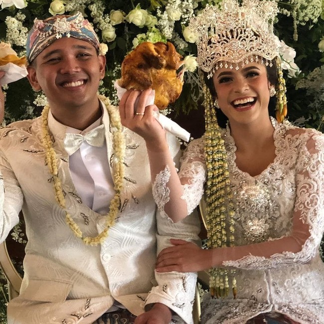 Selain flasmob pada saat resepsi, Cantika juga mengatakan momen berkesan lainnya dari pernikahannya adalah ketika digelarnya prosesi adat Sunda, saweran. Kata artis berdarah campuran ini, sang ibu, Minati lah yang sebenarnya sangat ingin ada saweran. Selain itu, ada juga prosesi adat tarik menarik ayam bakar. Foto: instagram @minatiatmanagara