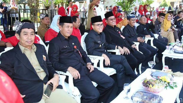 Bupati Anas saat pawai pelajar/