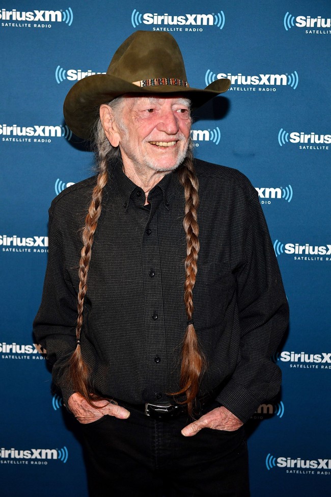 Kebangkrutannya didasari akibat yang tidak pernah dibayarkan oleh Wille Nelson yang mencapai USD 16,7 juta. Pengacaranya sudah menegosiasikannya hingga tercapailah kesepakatan bahwa Nelson harus membayar USD 6 juta, tetapi dirnya masih tidak bisa membayar hingga akhirnya pada 1990, IRS menyita hampir seluruh kekayaan Nelson. Foto: Jason Davis/Getty Images