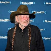 Kebangkrutannya didasari akibat yang tidak pernah dibayarkan oleh Wille Nelson yang mencapai USD 16,7 juta. Pengacaranya sudah menegosiasikannya hingga tercapailah kesepakatan bahwa Nelson harus membayar USD 6 juta, tetapi dirnya masih tidak bisa membayar hingga akhirnya pada 1990, IRS menyita hampir seluruh kekayaan Nelson. Foto: Jason Davis/Getty Images