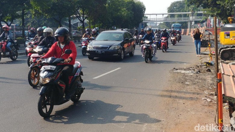 Pengendara di Salemba Juga Banyak Langgar Perluasan Ganjil-Genap Pengendara di Salemba Juga Banyak Langgar Perluasan Ganjil-Genap