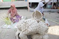 Daun Jati hingga Kreneng Jadi Wadah Alami Untuk Daging Kurban 