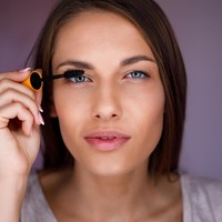 Pompa MaskaraSaat memakai maskara hindari memasukkan dan mengeluarkannya dengan cepat seperti gerakan memompa. Hal tersebut dikatakan dapat membuat udara yang terpapar bakteri masuk ke dalam dan membuat mata iritasi ketika maskara dipakai. Foto: iStock