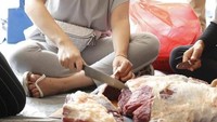 Kurban sapi, pedanggut Ayu Tin-ting turut duduk lesehan untuk membantuk memotongkan daging-daging. Foto: Istimewa