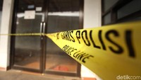 Terdapat garis polisi di depan Klinik Aditama Medika ini.