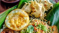 Kalau pecel pincuk gaya Madiun ini dilengkapi dengan petai China yang renyah. Lauknya telor ceplok, serundeng, usus goreng plus orek tempe. Foto : Instagram @makanantren