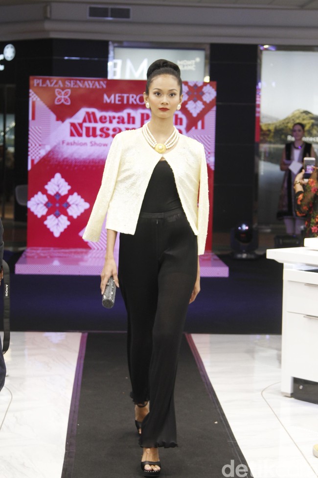 Metro Department Store menggandeng beberapa brand ternama untuk mememerkan koleksi busananya di antaranya Studio 133 biyan, Danar Hadi, Batik Semar dan Batik Keris, untuk memeriahkan Hut RI ke-74. Fashion show digelar di Metro Plaza Senayan, Jakarta Pusat. [Jumat, 9/8/2019]. Foto: Mohamamd Abduh/Wolipop