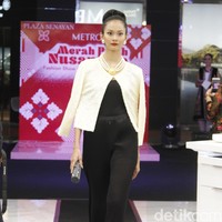 Metro Department Store menggandeng beberapa brand ternama untuk mememerkan koleksi busananya di antaranya Studio 133 biyan, Danar Hadi, Batik Semar dan Batik Keris, untuk memeriahkan Hut RI ke-74. Fashion show digelar di Metro Plaza Senayan, Jakarta Pusat. [Jumat, 9/8/2019]. Foto: Mohamamd Abduh/Wolipop